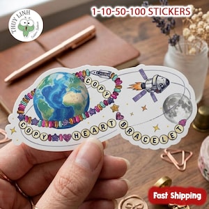 Pode incluir: Uma caneca de cerâmica branca com uma alça preta e o texto "But First, Coffee" em negrito preto. A caneca está cheia de um líquido escuro, provavelmente café, e está sobre uma superfície clara.