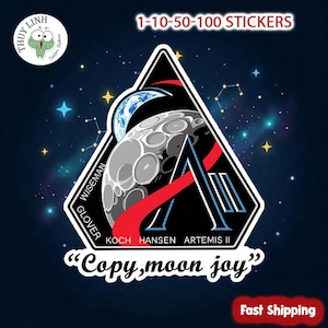 以下が含まれることがあります： 黒、白、赤のアテナ2ミッションパッチデザインのステッカー。パッチには月、地球、テキスト「Copy, moon joy」が描かれています。1、10、50、100個入り。星が散りばめられた濃い青色の背景。