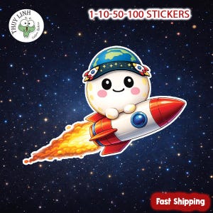 Pode incluir: Um autocolante com uma personagem de desenho animado com um chapéu em forma de globo, montada num foguete vermelho e branco num céu estrelado. O autocolante tem o texto "1-10-50-100 STICKERS" no topo.