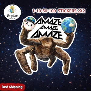 Pode incluir: Adesivos Amaze com uma criatura semelhante a pedra segurando um planeta sorridente e um globo. Os adesivos medem 5,08 x 5,08 cm e estão disponíveis em quantidades de 1, 10, 50 e 100. O design inclui o texto "Amaze" e um logotipo.