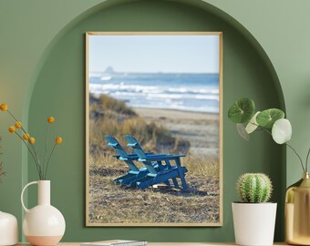 Wydruk krajobrazu wybrzeża Oregonu, niebieskie krzesła Adirondak, fotografia plażowa, północno-zachodni Pacyfik, Ocean Spokojny, dom na plaży