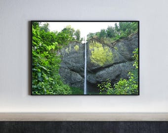 Latourell Falls Print: Wasserfall in der columiawanda Gorge, Landschaft durch die Betonberge von Beton