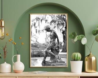 New Orleans Photography, Bronze Jungenstatue, Audubon Park, Louisiana Garden, Wasserbrunnen, Skulptur männliche Figur, Schwarz Weiß Kunst