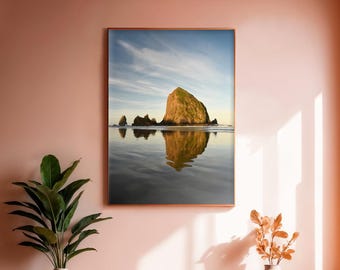 Cannon Beach Fotografie, Heuhaufen-Felsen, stimmungsvolle Spiegelung, vertikale Landschaftskunst, Küste von Oregon, Seestapeldruck, pazifischer Nordwesten