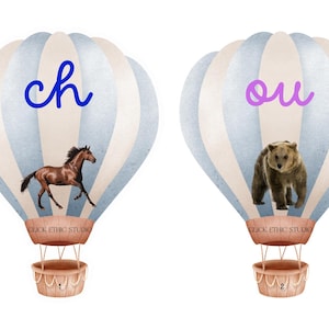 Op de afbeelding: Twee aquarel luchtballonnen met blauwe en witte strepen. Eén ballon heeft een bruin paard en de letters "ch" in blauw. De andere ballon heeft een bruine beer en de letters "ou" in paars. De manden zijn genummerd.