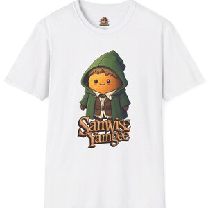 Op de afbeelding: Een wit t-shirt met korte mouwen en een afbeelding van een kleine, ronde, oranje yam-figuur met een groene cape met capuchon en een bruin vest. Onder het figuur staat de tekst Samwise Yamgee in een gestileerd, oranje lettertype.