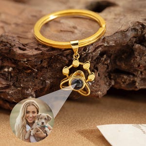 Pet Paw Photo Projection Keychain, Personalized Projection Photo Keychain, Paw Pendant Memorial Keychain, Pet Portrait Keychain,Gift for Mom