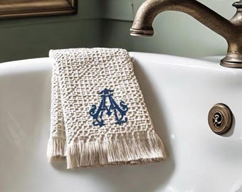 Embroidered Personalized Waffle Weave Hand Towel/Personalized Hand Towel/Bathroom Towel/ Bathroom Decor/Servierttes de toilette/Brodée/Bain
