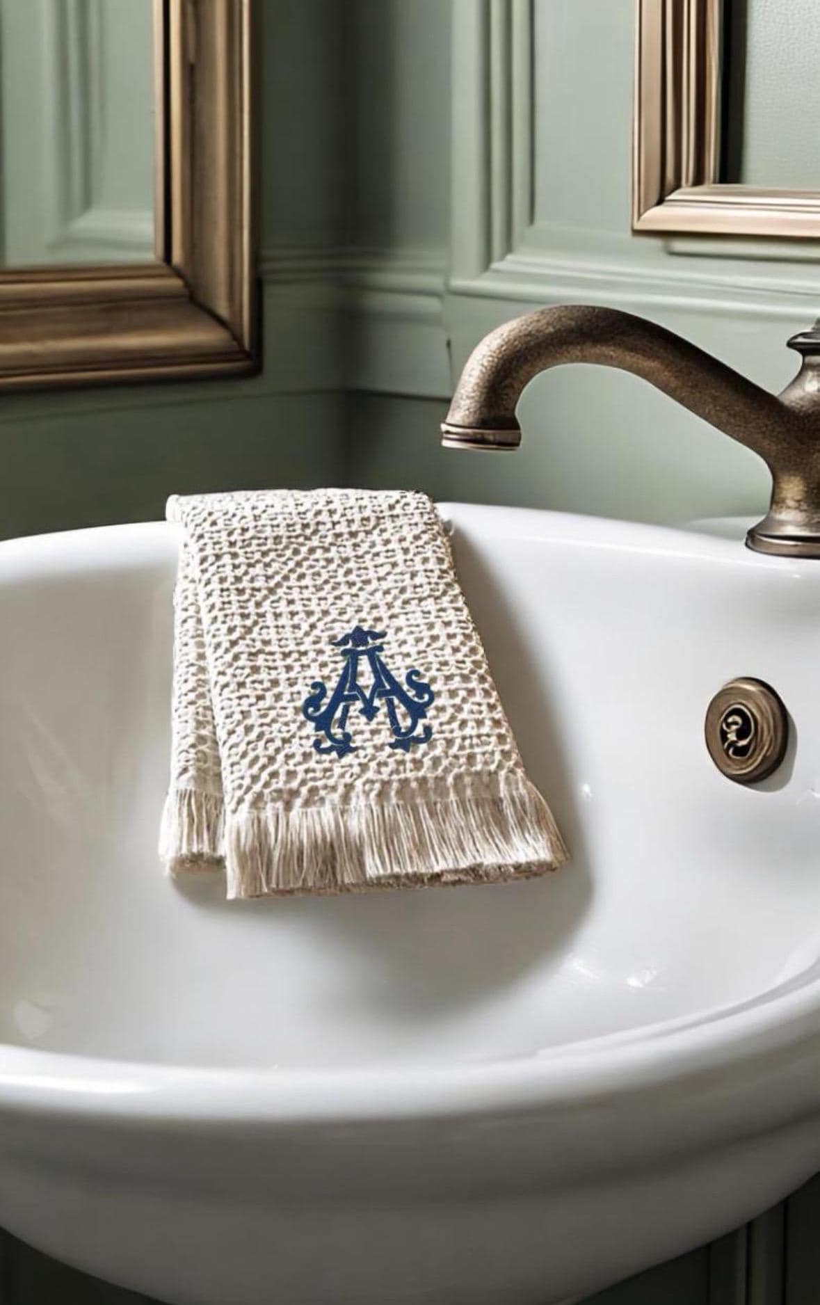 Embroidered Personalized Waffle Weave Hand Towel/Personalized Hand Towel/Bathroom Towel/ Bathroom Decor/Servierttes de toilette/Brodée/Bain