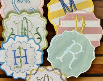 Monogrammed Scalloped Edge Cocktail Napkins Coasters housewarming Embroidered host gift brodées Serviette en lin Aperitivo coasters