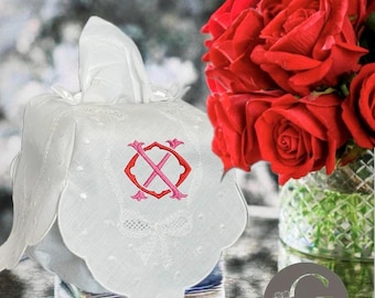 Överdrag till näsdukar i linne, värdinnapresent, badlinne, personligt linne, näsdukshållare, broderat näsduksöverdrag, linne med monogram, Kleenexöverdrag