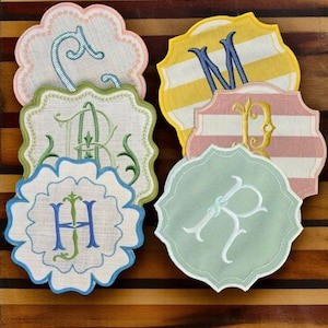 Monogrammed Linen Scalloped Edge Cocktail Napkins Coasters housewarming Embroidered host gift brodées Serviette en lin Aperitivo coasters