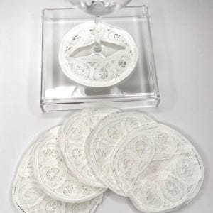 Battenberg Belgische Spitzen-Cocktail-Untersetzer, elegantes Weinglas, Slip-on-Stiel-Slipper, Gamaschen, Cocktail-Brodées, Servietten und Aperitivo