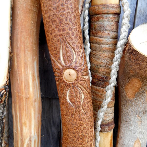 VERKOOP, Hand gesneden Walking stick met zon, Beer, boom, OOAK verzamelaars hout Hiking personeel