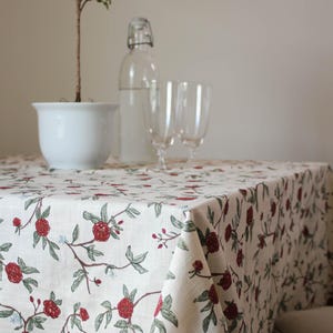 Beautiful red floral mahjong table cloth, crafted from cotton-linen fabric, designed as a washable and reusable square card tablecloth. Perfect for poker nights, holiday gatherings, or as a festive Christmas table cloth. William Morris-inspired floral prints bring elegance and charm to your game table or kitchen. Protects surfaces while adding seasonal style, making it ideal for both casual family dinners and special entertaining. Fits table upto 35" x35"