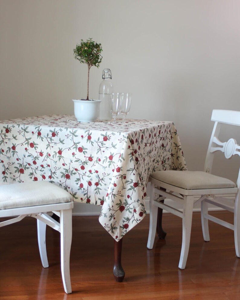 Red floral print square tablecloth crafted in cotton-linen blend, ideal as a mahjong table cloth, card table cover, or Christmas holiday table cloth. Washable and reusable, this game table cloth brings warmth and elegance to game nights, poker evenings, or seasonal entertaining. Inspired by William Morris patterns, it offers both beauty and function. A versatile card tablecloth that works equally well in the kitchen or living room, designed to last through every gathering.