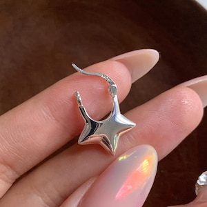 Aros con forma de estrella plateada, delicados aros góticos, con estilo grunge, estilo cibergótico Y2K de los años 2000, regalo para ella