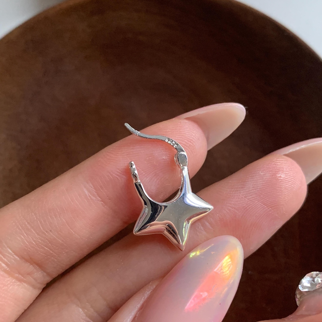 Silver Star Huggie Hoop Earrings, Dainty Goth Hoop Earrings, Grunge Statement Earrings, Y2K Cyber Goth 2000s Earrings, Gift for Her - Etsy Japan