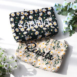 Bolsa de cosméticos con nombre personalizado y flores bordadas, bolsa de algodón para cosméticos, bolsa de viaje para artículos de tocador, bolsa portátil, bolsa de almacenamiento bordada, bolsa con margaritas
