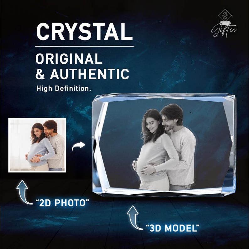 Op de afbeelding: Een 3D-kristalmodel van een stel dat elkaar vasthoudt. Het stel staat voor een berglandschap. Het kristal is helder en heeft een hoge resolutie afbeelding. De tekst "CRYSTAL ORIGINAL & AUTHENTIC High Definition." staat bovenaan de afbeelding. De tekst "2D PHOTO" staat onder de afbeelding van het stel en de tekst "3D MODEL" staat onder het kristal.