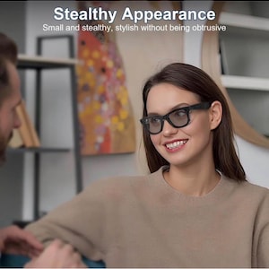 Puede incluir: Una persona con gafas de montura negra y lentes tintadas. Las gafas tienen una forma rectangular cl&aacute;sica. El texto "Stealthy Appearance" se muestra encima del texto "Small and stealthy, stylish without being obtrusive".