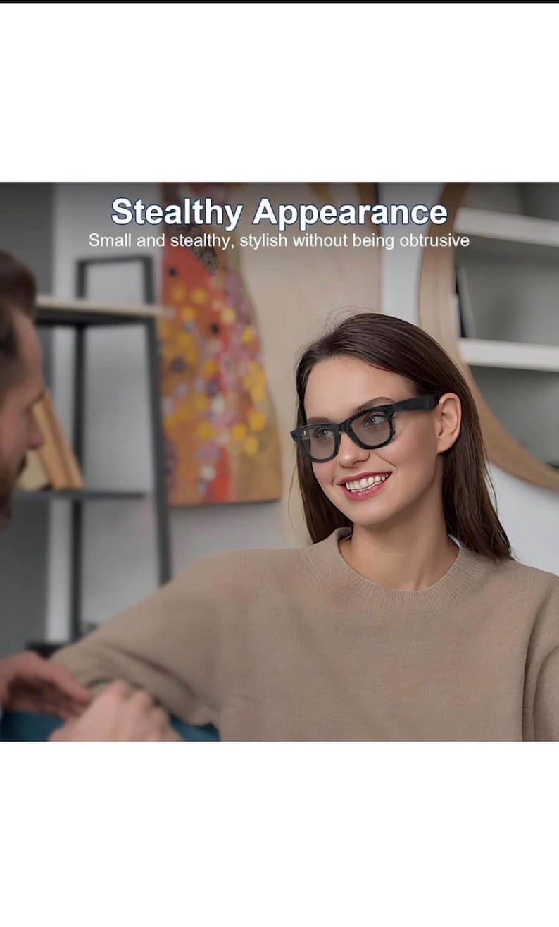 Puede incluir: Una persona con gafas de montura negra y lentes tintadas. Las gafas tienen una forma rectangular cl&aacute;sica. El texto "Stealthy Appearance" se muestra encima del texto "Small and stealthy, stylish without being obtrusive".