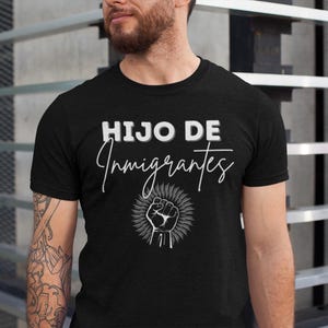 Camisa Hijo de Inmigrantes, Camiseta Heritage Softstyle, Top de orgulho espanhol, Camisa latina, Vestuário de algodão leve, Filho de um imigrante, Para ele