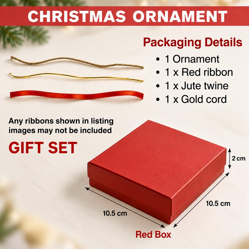 Puede incluir: Un set de regalo de adorno navide&ntilde;o con una caja roja cuadrada que mide 10,5 cm por 10,5 cm por 2 cm. Incluye un adorno, una cinta roja, un cordel de yute y un cord&oacute;n dorado. El texto en la imagen detalla el contenido del paquete.