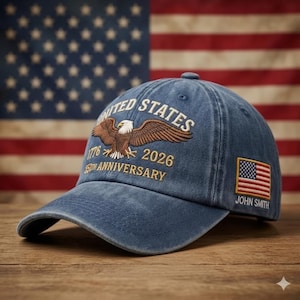 Puede incluir: Un conjunto de tres jarrones de cerámica blanca con un diseño texturizado y acanalado. Los jarrones miden aproximadamente 25 cm, 20 cm y 15 cm de altura. Juego a juego.