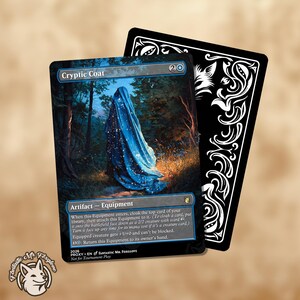 Puede incluir: Una carta proxy de Magic: The Gathering titulada Cryptic Coat, con una figura encapuchada azul en un bosque oscuro. El texto la describe como Artifact Equipment. Detrás hay un reverso de carta negro con filigrana blanca y un logo de zorro.