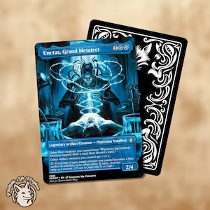 Könnte beinhalten: Eine blaue und schwarze Sammelkarte mit dem Artwork von Unctus, Grand Metatect. Die Karte hat ein blaues und schwarzes Design mit einer detaillierten Illustration einer Figur und Text. Dahinter befindet sich eine schwarze Karte mit weißen dekorativen Elementen.