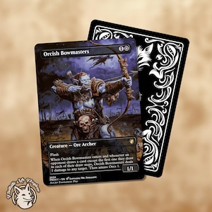 Puede incluir: Una carta de juego de fantasía que presenta una criatura Orcish Bowmasters con un arco y una flecha. La carta tiene un fondo negro con texto blanco y una imagen de fondo púrpura y azul. El texto en la carta dice "Orcish Bowmasters" y "Creature - Orc Archer".