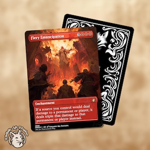 Może przedstawiać: Karta Fiery Emancipation z dramatyczną ilustracją postaci w płomiennym otoczeniu. Karta ma czerwoną obwódkę i tekst "Fiery Emancipation" na górze. Czarna karta z białymi elementami dekoracyjnymi znajduje się z tyłu.