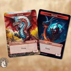 Puede incluir: Dos cartas de juego de estilo fantástico que representan un dragón rojo y azul con vientre blanco. La primera carta es una criatura ficha con el texto "DRAGON" y "Vuela". La segunda carta es una criatura con el texto "DRAGON" y "Vuela".