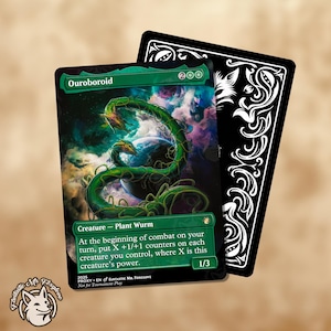 Könnte beinhalten: Eine Fantasy-Karte mit einer grünen Ouroboroid-Pflanzenwurm-Illustration. Die Karte hat einen grünen Rand mit dem Text "Ouroboroid" und "200". Der Text der Karte beschreibt ihre Fähigkeiten. Dahinter befindet sich eine schwarze Karte mit weißen dekorativen Mustern.