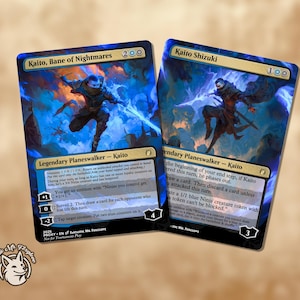 Puede incluir: Dos cartas coleccionables con el personaje Kaito. Una carta se titula "Kaito, Bane of Nightmares" y la otra "Kaito Shizuki". Ambas cartas tienen un esquema de color azul y negro con ilustraciones detalladas del personaje.