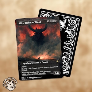 Op de afbeelding: Een Magic: The Gathering-kaart met "Vilis, Broker of Blood", een demon in een vurige omgeving. De kaart heeft een zwarte rand en tekst met details over zijn vaardigheden en statistieken. Een tweede kaart met een decoratief zwart-wit ontwerp is ook zichtbaar.