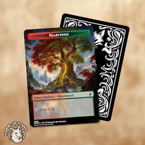 Puede incluir: Una carta de juego titulada Heartwood que muestra un árbol grande y vibrante con follaje rojo y verde en un paisaje montañoso. El texto de la carta dice Token Artifact - Heartwood e incluye un símbolo para añadir maná rojo o verde. Reverso visible.