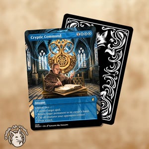 Puede incluir: Una carta de Magic: The Gathering titulada "Cryptic Command" con un diseño azul y dorado. La carta presenta una ilustración de una figura con túnica en un entorno gótico. Detrás hay una carta negra con un borde decorativo blanco.