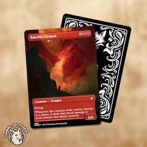 Puede incluir: Una carta de arte de fantasía roja y naranja con el texto "Balefire Dragon" y "Creature - Dragon". La carta tiene una fuerza y resistencia de 6/6 y el texto "Vuelo" y "Siempre que esta criatura inflige daño de combate a un jugador, inflige la misma cantidad de daño a cada criatura que ese jugador controla."