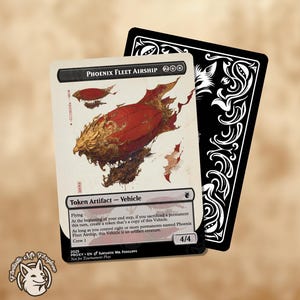 Puede incluir: Carta de fantasía con un dirigible rojo y dorado, titulada "Phoenix Fleet Airship". La carta es un "Token Artifact - Vehicle" con el texto "Flying". Una carta negra con diseños ornamentados blancos está detrás.