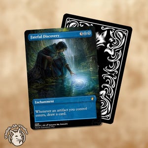 Puede incluir: Una carta coleccionable Fateful Discovery con una ilustración en tonos azules de una persona tocando el agua, con el texto 'Whenever an artifact you control enters, draw a card.' La carta está sobre un reverso negro con patrones florales blancos.