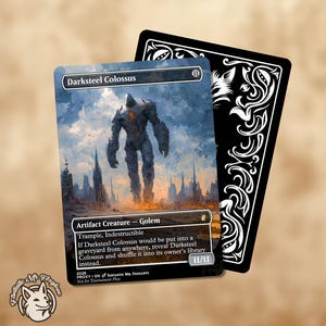 Op de afbeelding: Een Magic: The Gathering-kaart met de Darksteel Colossus, een artefactwezen-golem. De kaart toont een gedetailleerde illustratie van de golem in een verlaten landschap. De tekst van de kaart bevat "Trample, Indestructible". Er staat een zwarte kaart achter.