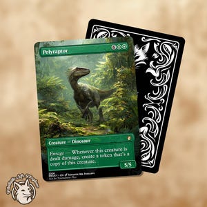 Könnte beinhalten: Eine rechteckige Sammelkarte mit einer grün gehaltenen Illustration eines Dinosauriers im Wald. Der Text lautet Polyraptor, Creature - Dinosaur, und Enrage - Whenever this creature is dealt damage, create a token that is a copy of this creature.