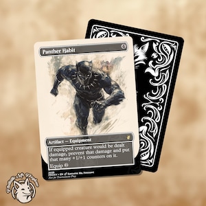 Può includere: Una carta da gioco rettangolare intitolata Panther Habit con l'illustrazione di una pantera nera in corsa. Il testo riporta Artifact - Equipment e le regole di gioco. Dietro si trova una seconda carta con un motivo floreale bianco e nero.