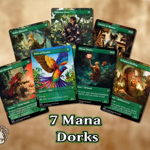 Può includere: Sette carte collezionabili di Magic: The Gathering con arte fantasy. Le carte presentano varie creature e personaggi, tra cui elfi, un uccello e un halfling. Il testo "7 Mana Dorks" è visualizzato in basso.