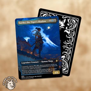 Puede incluir: Una carta coleccionable con "Yuriko, the Tiger's Shadow", una Criatura Legendaria - Ninja Humano. El arte de la carta representa a un ninja en una montaña con una combinación de colores azul y blanco. Detrás hay una carta negra con elementos decorativos blancos. La carta es 1/3.