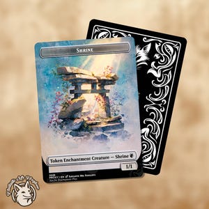 Può includere: Una carta con un'illustrazione ad acquerello di un santuario in pietra con uno sfondo di cielo blu e bianco. La carta è etichettata "Shrine" e "Token Enchantment Creature - Shrine". Una carta nera con volute decorative bianche è dietro.