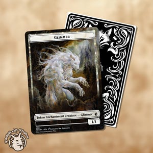 Puede incluir: Una carta blanca y plateada de Magic: The Gathering con una ficha de criatura lobo blanco. La carta tiene el texto "GLIMMER" en la parte superior y "Token Enchantment Creature - Glimmer 1/1" en la parte inferior.