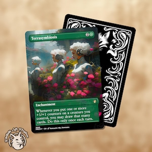 Może przedstawiać: Karta Magic: The Gathering zatytułowana "Terrasymbiosis" z ilustracją trzech postaci w białych i srebrnych strojach pośród różowych kwiatów. Karta ma zieloną obwódkę i tekst gry. Z tyłu czarna karta z białymi dekoracyjnymi wirami.